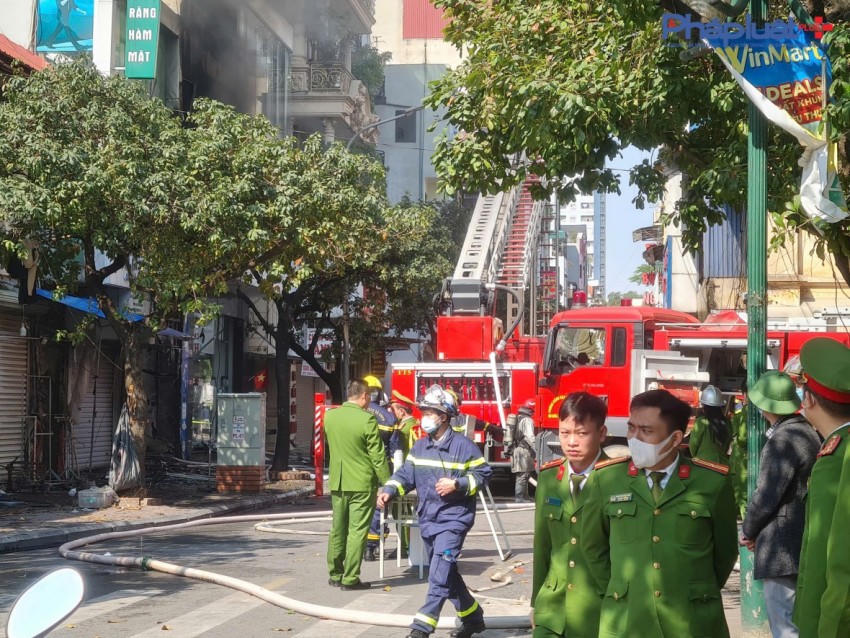 Xe cứu hỏa với thang nâng đưa nước lên cao.