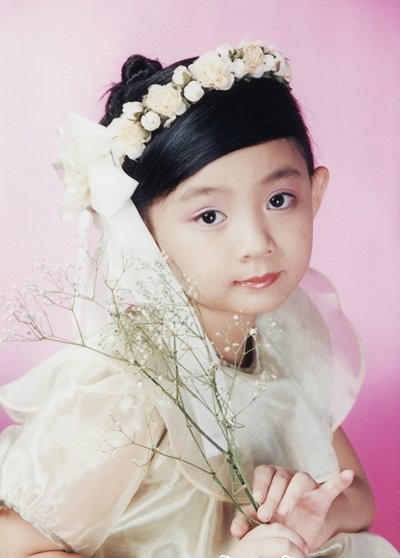 Xuân Mai là ca sĩ nhí nổi danh khi còn ở tuổi mẫu giáo, cô từng kiếm được nhiều tiền nhờ biểu diễn và bán băng đĩa khi còn ở Việt Nam. Song khi bố mẹ chia tay, năm 7 tuổi Xuân Mai sang Mỹ định cư cùng mẹ và em trai. Cô từng trở về Việt Nam năm 2009 song hình ảnh của nữ ca sĩ khi ở tuổi mới lớn không được khán giả đón nhận như trước.