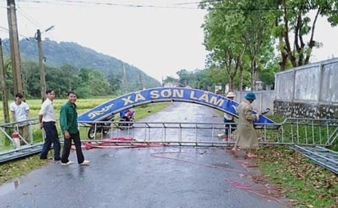 Cổng chào UBND xã Sơn Lâm bị quật ngã.