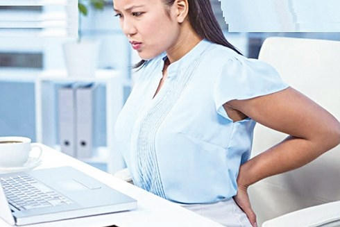 Ngồi quá lâu:Một thói quen đáng ngạc nhiên khác có thể gây ung thư da là ngồi trong nhiều giờ. Các nghiên cứu cho thấy rằng ngồi quá lâu, đặc biệt là trước máy tính cũng có thể làm tăng nguy cơ bị ung thư da, vì thói quen này có thể làm giảm độ đàn hồi của da, khiến cho nó dễ bị tấn công bởi các bệnh như ung thư.