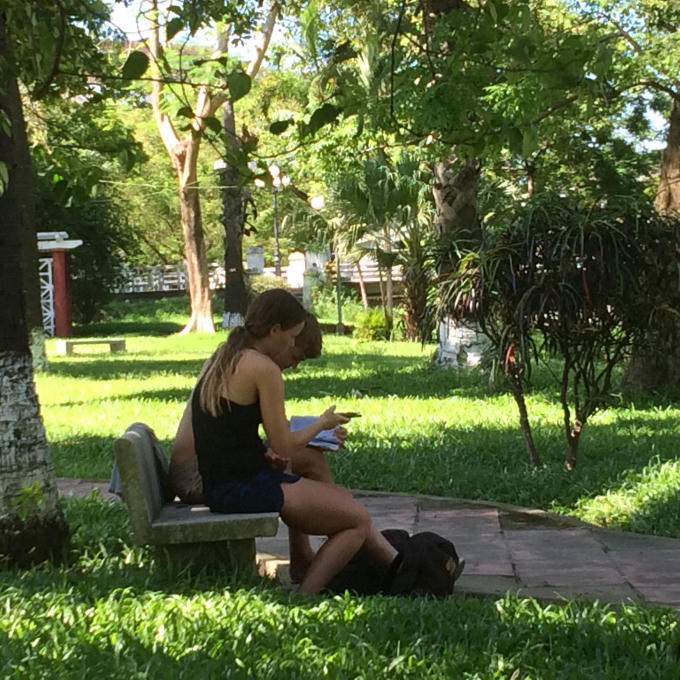 Những du khách nước ngoài cũng tìm đến công viên để hóng mát, đọc sách.