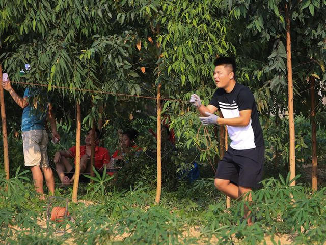 Thanh niên trong làng phải sử dụng găng tay kéo dây diều để tránh bị cứa vào tay.