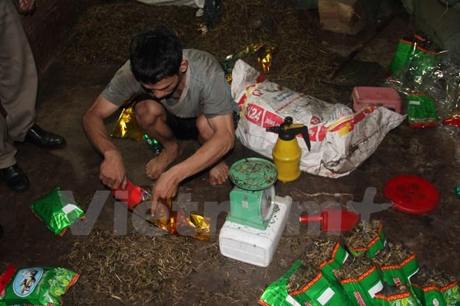 Hiện trường tạo hương cho trà bằng hóa chất không rõ nguồn gốc. Ảnh : Dương Chí Tưởng.