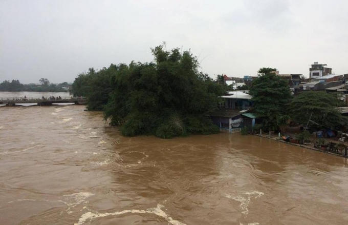 Nước lũ trên sông Vệ đã vượt mức báo động 3 khoảng 0,7m và tràn vào nhà dân ở 2 bên sông.
