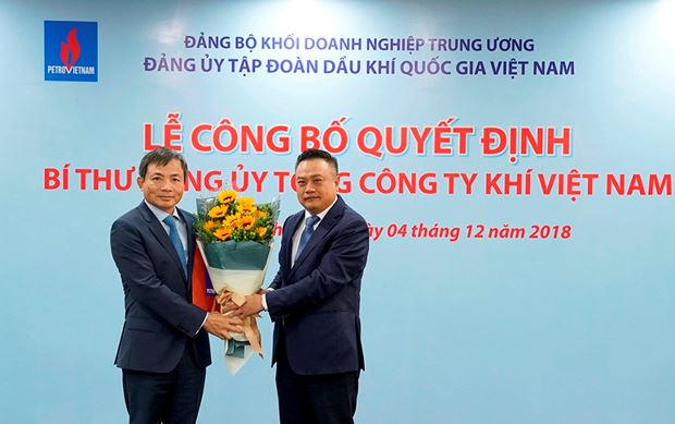 Chủ tịch PVN Trần Sỹ Thanh (phải) trao Quyết định Bí thư Đảng ủy PV GAS cho ông Nguyễn Sinh Khang.