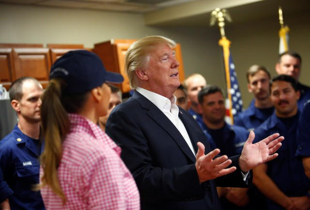 Nhân dịp lễ Tạ ơn, Tổng thống Donald Trump và Đệ nhất phu nhân Melania Trump ngày 23/11 đã tới thăm căn cứ của Lực lượng Tuần duyên Mỹ ở Riviera Beach, bang Florida và trò chuyện với các binh sĩ tại đây. (Ảnh: Reuters)