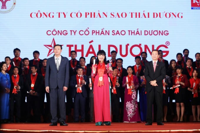 Dược sĩ Bùi Thị Song Sơn – Giám đốc chất lượng công ty cổ phần Sao Thái Dương vinh dự nhận giải Top 5 –Thương hiệu mạnh 2016.