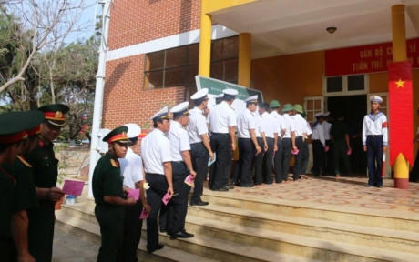 Đông đảo cử tri chờ đến lượt bỏ phiếu (Ảnh: Tiến Long).