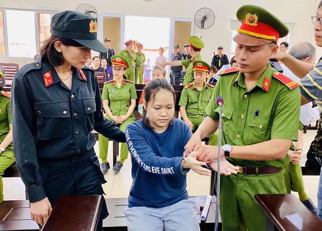 Bị cáo Hà được tháo còng tay.