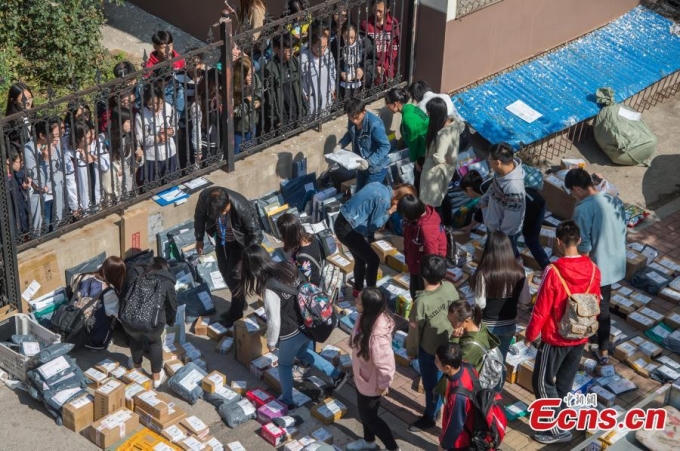 Người dân Trung Quốc nhanh chóng làm quen với mô hình đặt hàng trực tuyến trong thời kỳ bùng nổ của Internet. Trong hình là cảnh những bưu kiện được xếp đầy trên mặt bên ngoài trường Đại học của tỉnh Thái Nguyên, Sơn Tây để chờ sinh viên đến nhận.