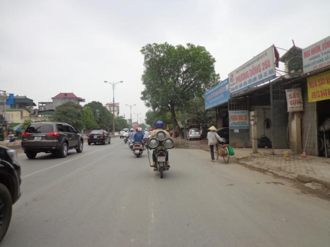 Chiếc xe m&aacute;y chở bia từ xưởng bia cỏ đến giao cho c&aacute;c qu&aacute;n nhậu ở H&agrave; Nội.