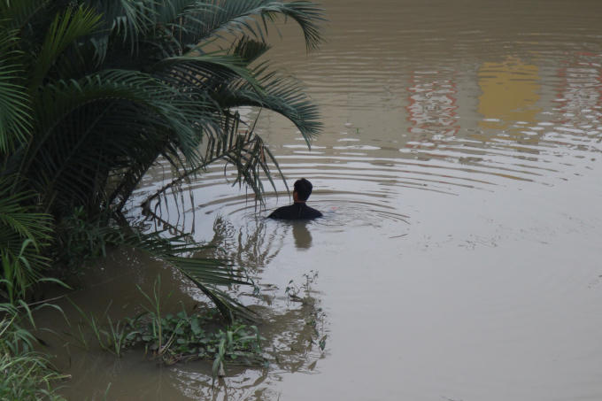 Lực lượng cứu hộ cứu nạn tìm kiếm thi thể nạn nhân.