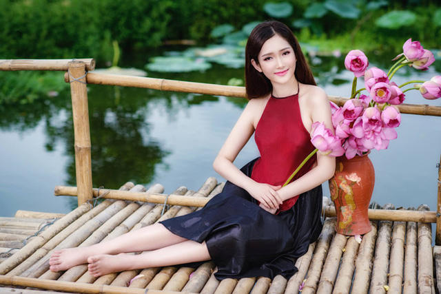 Đường cong thiếu nữ nổi bần bật trong bộ yếm màu đỏ (ảnh: Lương Trung Kiên).