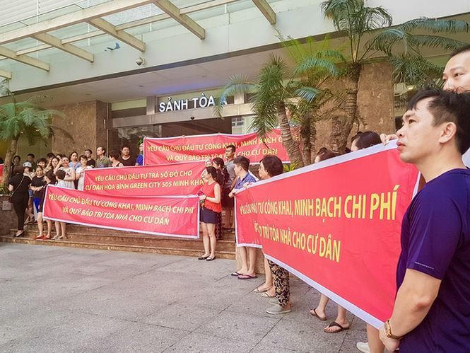 Tại nhiều chung cư, cư dân căng băng rôn, xuống đường “đòi” chủ đầu tư trả quỹ bảo trì.