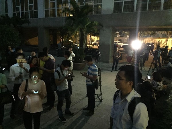 Mặc trời đã về đêm, các phóng viên không ngần ngại gian khổ để có được thông tin.