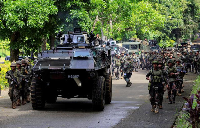 Tổng thống Philippines Rodrigo Duterte đã áp đặt lệnh thiết quân luật trên toàn bộ đảo Mindanao phía nam từ ngày 23/5 sau khi nhóm Hồi giáo cực đoan Maute bất ngờ tấn công và đánh chiếm nhiều vị trí trong thành phố Marawi.