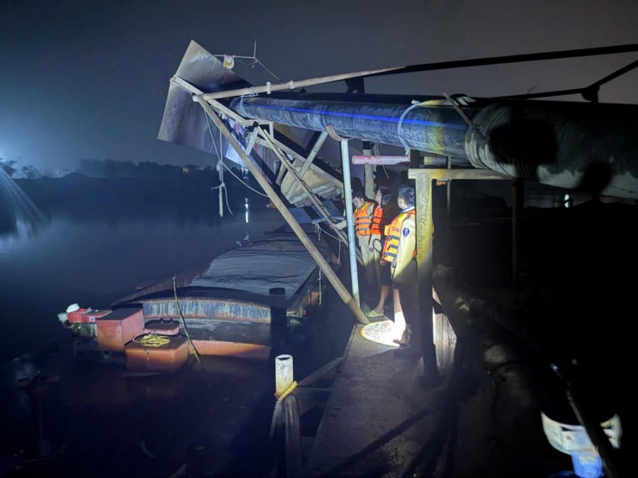 Các phương tiện khai thác cát trái phép bị lực lượng chức năng phát hiện rạng sáng 27/2.