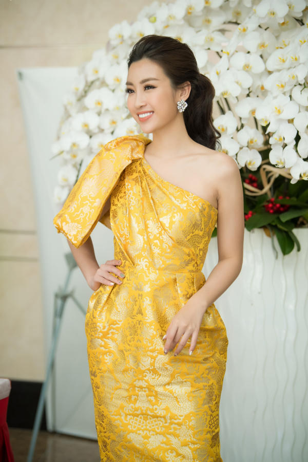 Mỹ Linh “tỏa nắng” trong chiếc đầm lệch vai của NTK Đỗ Mạnh Cường.