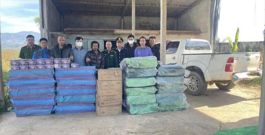 Các đối tượng và tang vật bị lực lượng chức năng thu giữ. Ảnh: T.H