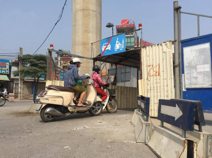 Lối vào chỉ vừa cho một xe máy.