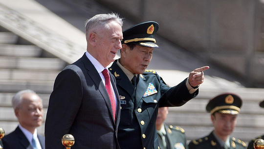Ông James Mattis và Bộ trưởng Quốc phòng Trung Quốc Ngụy Phụng Hòa. Ảnh: Reuters