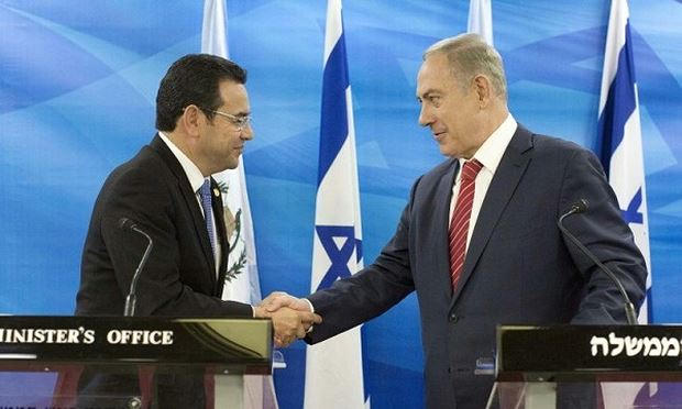 Tổng thống Guatemala Morales (trái) và Thủ tướng Israel Netanyahu.