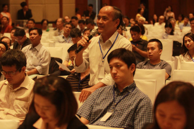 Cổ đông quan tâm và đặt câu hỏi về các vấn đề về kế hoạch tăng vốn điều lệ nhằm đạt chuẩn Basel II, đầu tư vào công nghệ, kế hoạch chi trả cổ tức…