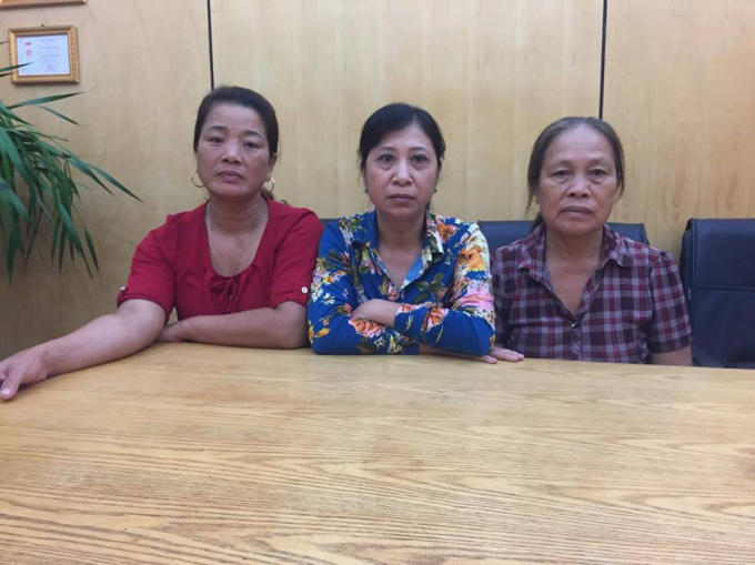 Từ trái qua: Mẹ bị cáo Bùi Anh Tuân, mẹ bị cáo Lương Xuân Chung và mẹ bị cáo Phạm Đăng Hậu.