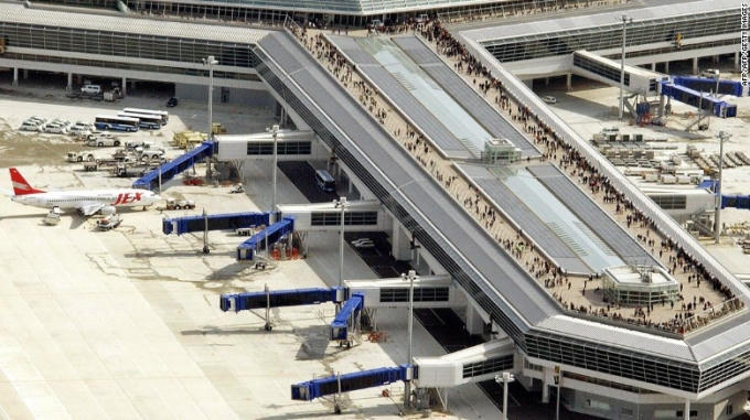 Điểm thú vị ở sân bay quốc tế Chubu Centrair đó chính là khoảng sân treo trên không, cho phép hành khách ngắm quang cảnh tuyệt đẹp của tàu thuyền ra vào cảng Nagoya. (Ảnh: CNN)