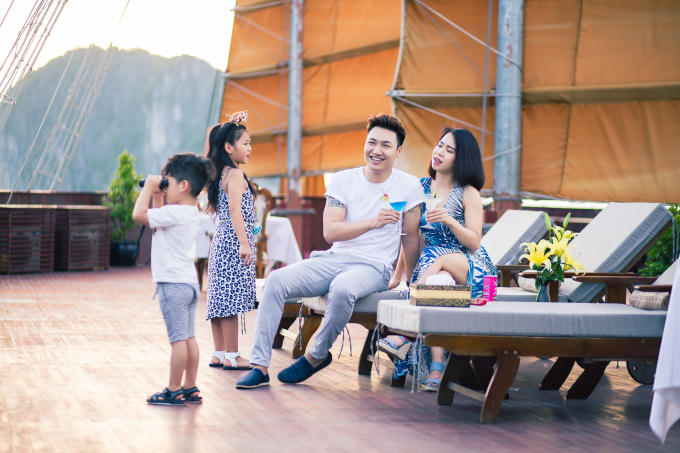 Diễn viên Mạnh Trường cùng gia đình trên du thuyền cao cấp nhất Vịnh Hạ Long