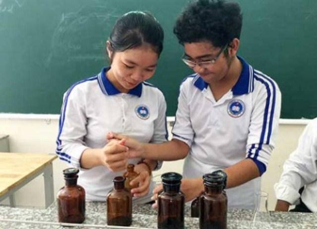 Hai em Hưng và Nhi đang chế tạo chất đuổi muỗi.