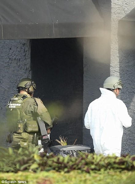 Đội bác sĩ pháp y được điều tới hiện trường. Ảnh: Sina