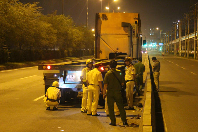 Cơ quan c&ocirc;ng an kh&aacute;m nghiệm chiếc xe container.