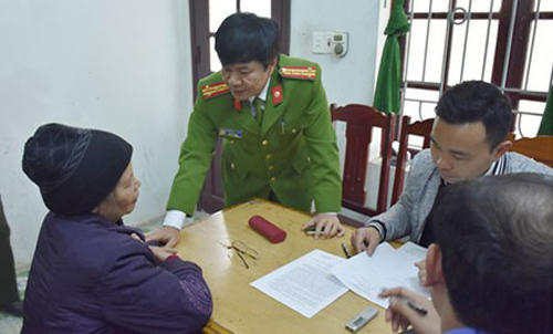 Công an Thanh Hóa lấy lời khai của bà Xuân khi vụ án mạng xảy ra.