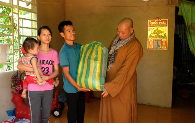 Trao tặng 1 căn nhà tinh thương nhân buổi lễ.