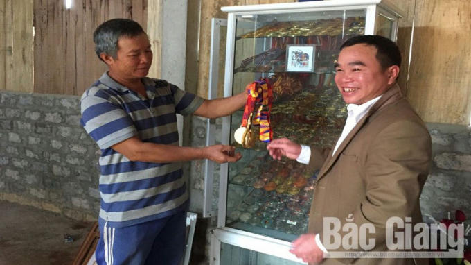 20191215182443-anh-l-c-van-tuan-ben-trai-b-l-c-th-ao-gi-i-thi-u-3-hcv-sae-game-c-a-con-gai