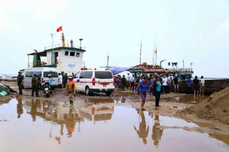 Xe cứu thương được huy động để đưa các nạn nhân đi cấp cứu - (Ảnh: VNE)