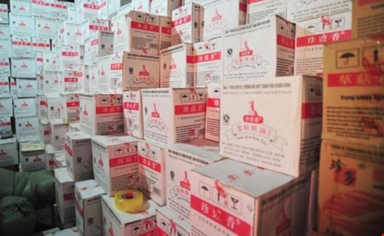 Ph&aacute;t hiện gần 1 tấn bột chi&ecirc;n gi&ograve;n kh&ocirc;ng nguồn gốc, giả nh&atilde;n hiệu