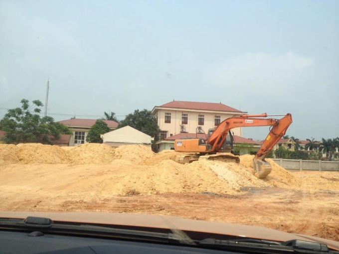 Địa điểm tập kết đất nằm trong khuôn viên trường tiểu học Hợp Hòa B.