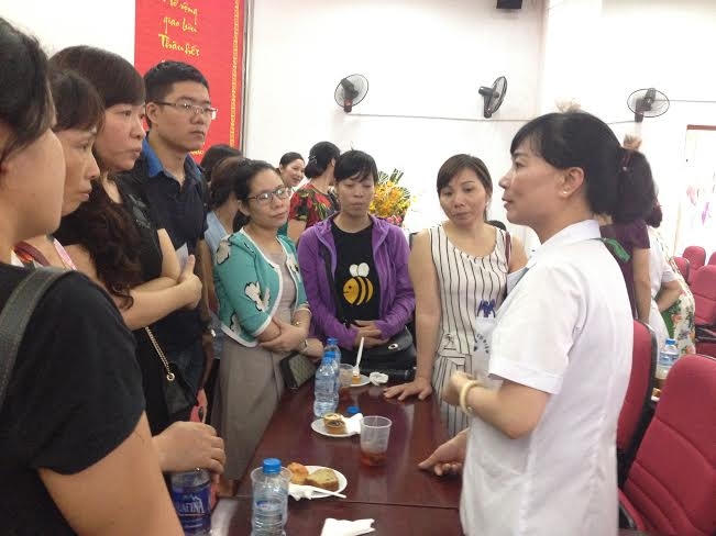 BS Nhã tư vấn cho các khách mời thắc mắc về vô sinh hiếm muộn cuối chương trình.