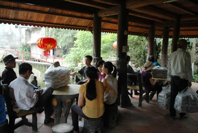 Bệnh nhân đợi ngồi đợi lương y Tính bốc thuốc.