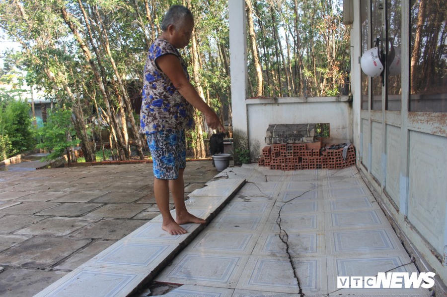 Nhà bà Kiệu xập xệ, sụt lún nhưng không thể sửa sang lại được vì chờ dự án triển khai, bồi thường. 