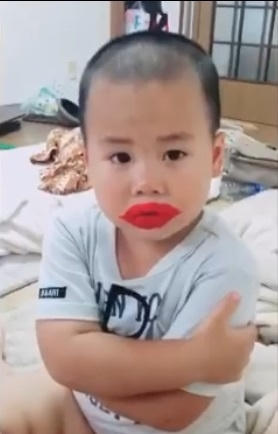 Hình ảnh cậu bé hối hận khi nghịch son của bác.