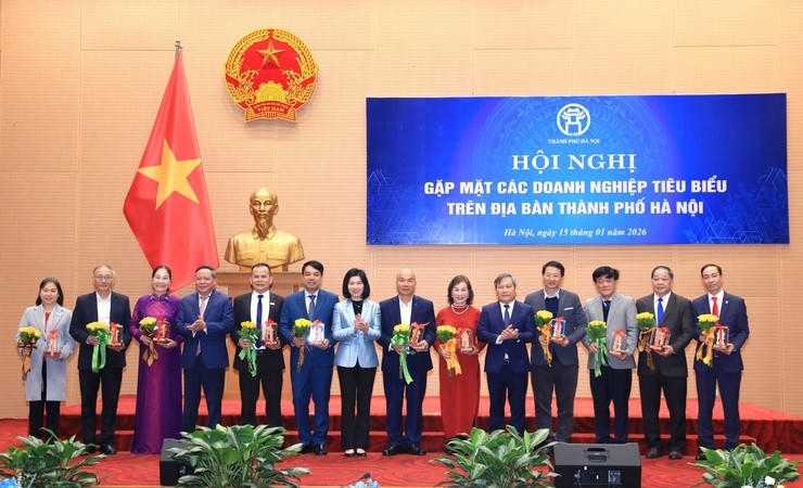 Lãnh đạo thành phố Hà Nội vinh danh các doanh nghiệp tiêu biểu. Ảnh: Lê Hải.