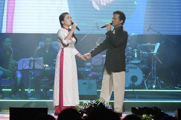 Anh Thơ ngưỡng mộ Chế Linh hơn 70 tuổi vẫn hát live tốt.