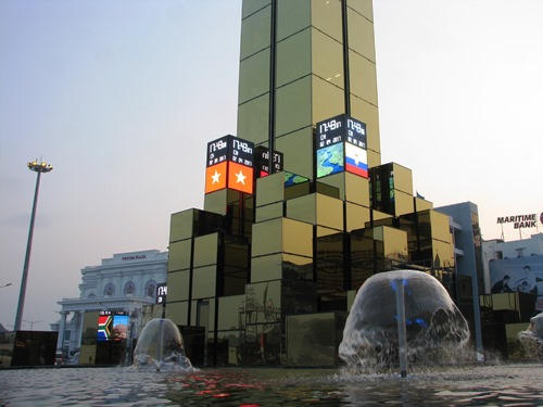 Dưới chân cột đồng hồ là hồ nước. Ảnh: Minh Cương