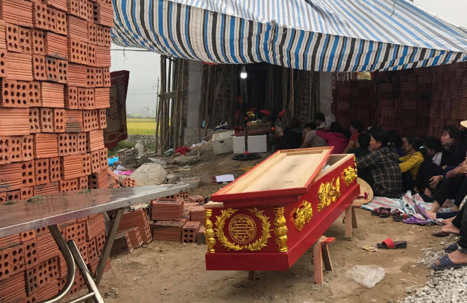 Người thân mang thi thể ông Tuyên đến thằng nhà chủ nợ yêu cầu làm rõ.