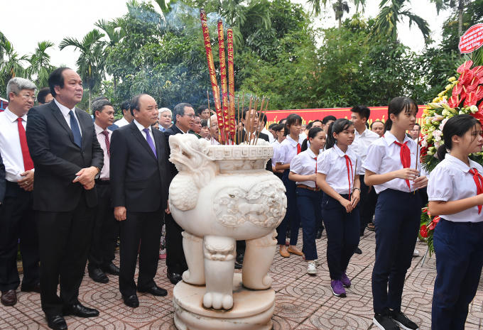 Thủ tướng Nguyễn Xuân Phúc dâng hương, tưởng nhớ bia tưởng niệm Suối Mạch Máng.