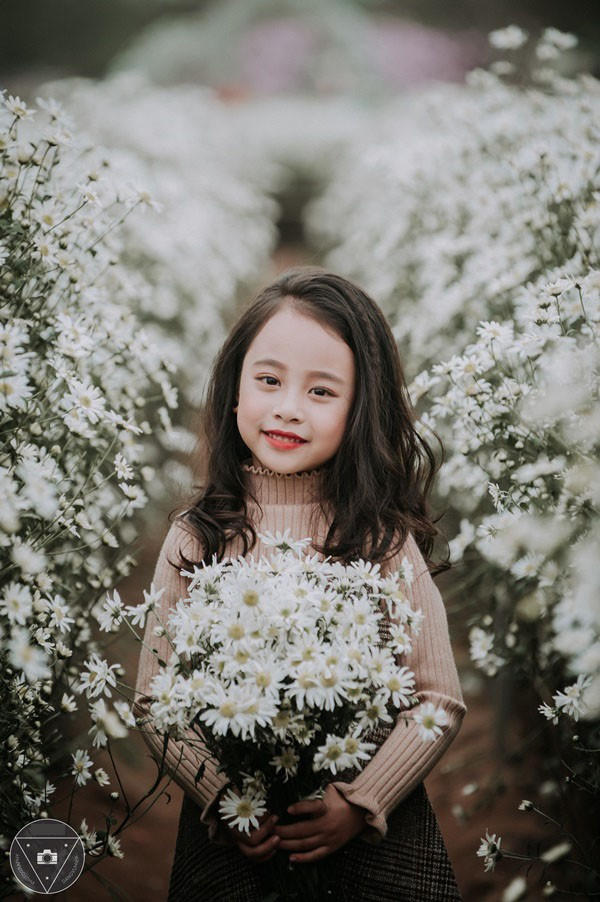 “Tiểu Chi Pu” khiến cư dân mạng sôi sùng sục với bộ ảnh chụp cùng cúc họa mi được đánh giá là đẹp nhất mùa