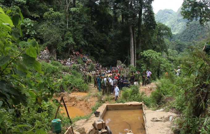 Hơn 100 người gồm lực lượng cứu hộ và người dân đã có mặt tại hiện trường suốt cả ngày 7/6 nhưng cuộc tìm kiếm giải cứu 3 phu vàng bất thành. (Ảnh: Nguyệt Sinh)